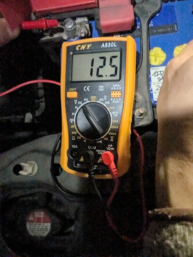 テスターで測定　12.5V　エンジン停止時