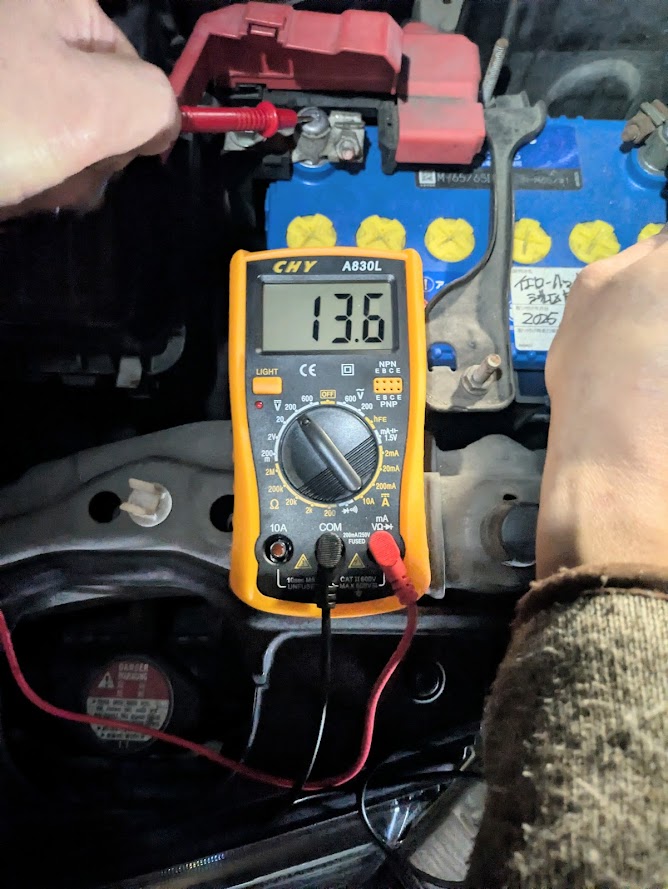 テスターで測定　13.6V　エンジンON時